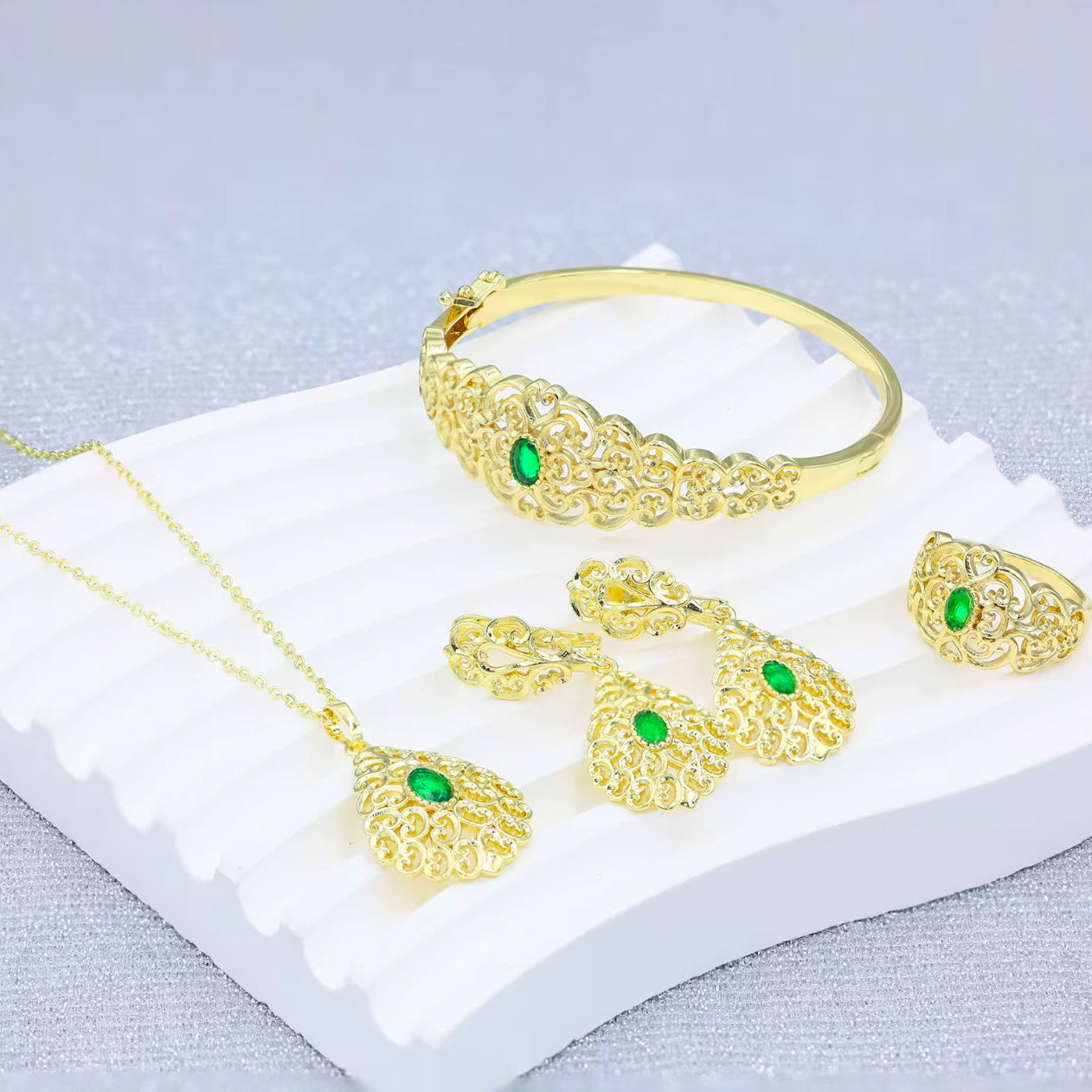 Conjunto de Joyería de Cuatro Piezas en Oro de 14K con Circón Verde